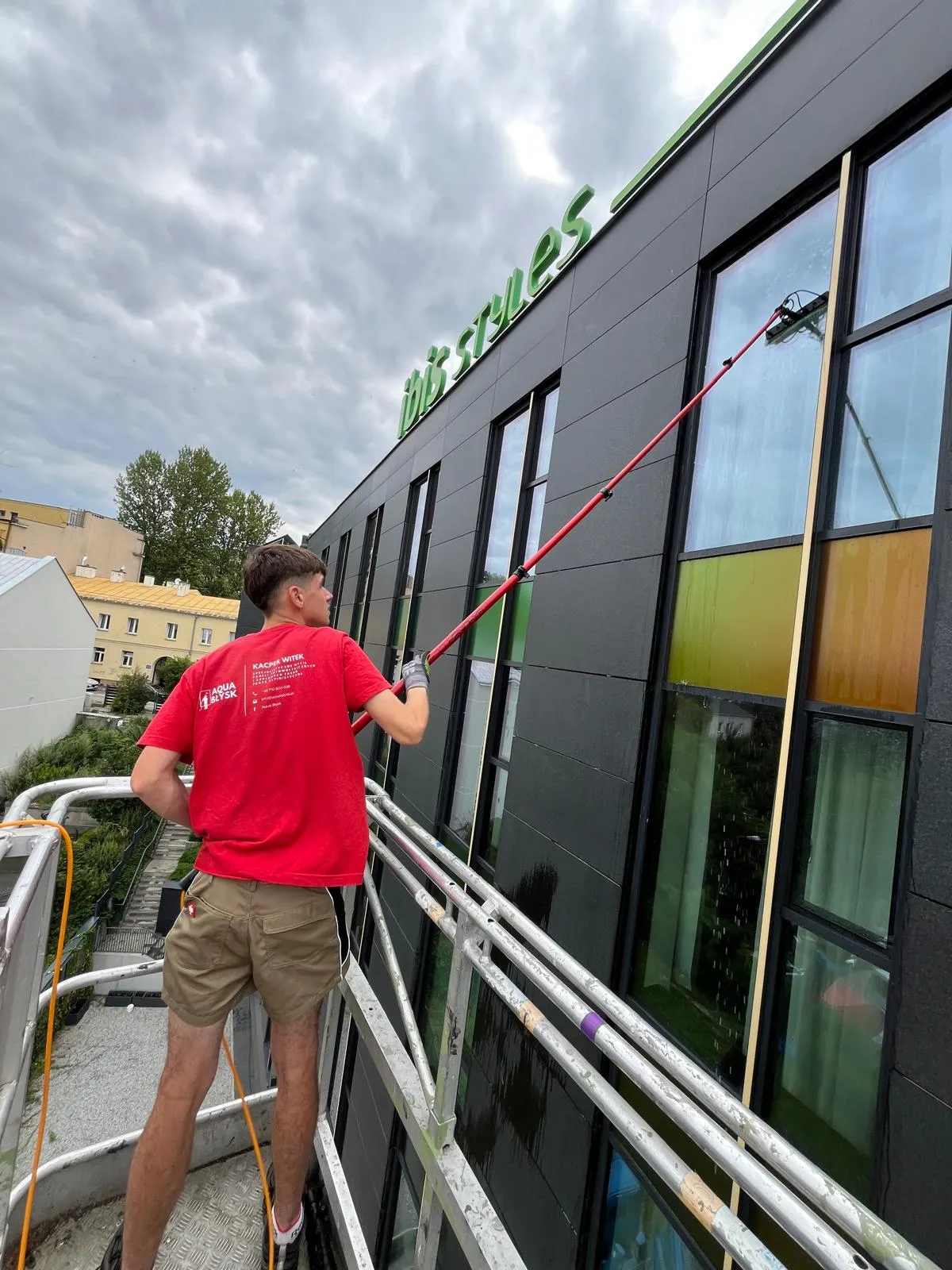 Mycie przeszkleń biurowca